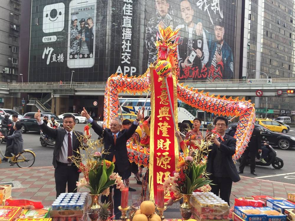 祥龍戲珠(LED龍) 演出時間: 10~15分